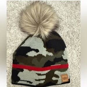 NWT STYLISH CAMO BEANIE W BOLD RED STRIPE DETAIL & FUR POM -STAY COZY & STYLISH!